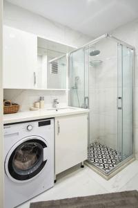 een witte badkamer met een wasmachine en een douche bij Privat 3 Bedroom Duplex Apartment at Ulus Beşiktaş in Istanbul