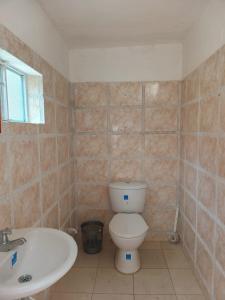 a bathroom with a toilet and a sink at Casa Guicán in Güicán