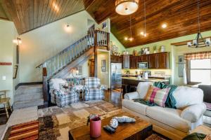 uma sala de estar com um sofá e uma escada em Little Badger Lodge em Lead