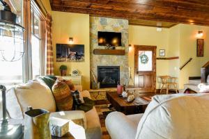 uma sala de estar com um sofá e uma lareira em Little Badger Lodge em Lead