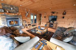 Una sala de estar con un sofá y una chimenea. en Golden Mountain Tops- Suches, en Suches