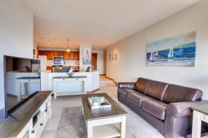 uma sala de estar com um sofá e uma mesa em Bright Catalina Island Condo with Ocean Views! em Avalon