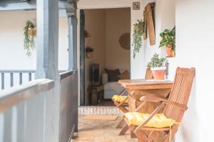 a porch with a wooden table and two chairs at Oasis en el centro de Sevilla in Seville