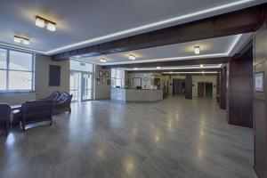 un hall vide avec des chaises et une table dans un bâtiment dans l'établissement Hotel Kuźnia Napoleońska, à Teresin