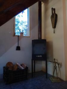 uma sala de estar com televisão e janela em Mi casita.envla em Villa La Angostura