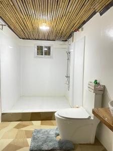 baño con aseo en el centro de una habitación en Tabskie’s Homestay, en Catarman