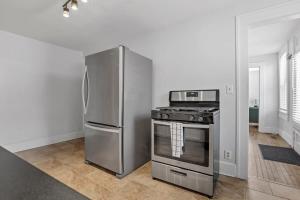 una cucina con frigorifero e piano cottura in acciaio inossidabile di Housepitality - The Marienplatz - Free Parking a Columbus