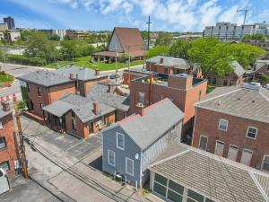 una vista aérea de una pequeña ciudad con edificios en Housepitality - The Marienplatz - Free Parking en Columbus