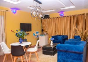 ein Wohnzimmer mit einem blauen Sofa und einem Tisch in der Unterkunft Rehoboth hotel, Apartment and Event services in Suberu Oje
