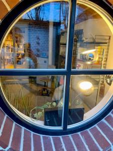 un primer plano de una ventana de una tienda en Au cœur du centre historique !, en Beauvais