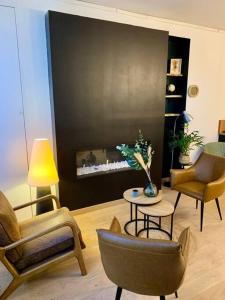 ein Wohnzimmer mit Stühlen und einem Kamin in der Unterkunft Maison Centre Ville Centre Historique in Beauvais