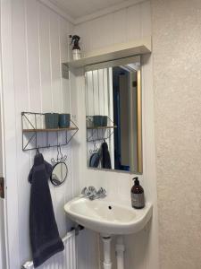 y baño con lavabo y espejo. en Kirkjatún, en Miðvágur