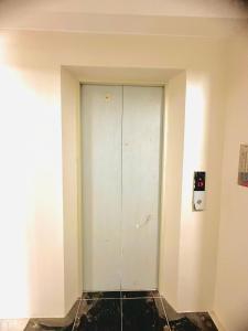 eine weiße Tür in der Ecke eines Zimmers in der Unterkunft CasadeIsabel: Elegant 2BR n Cebu/Washing/Netflix in Cebu City