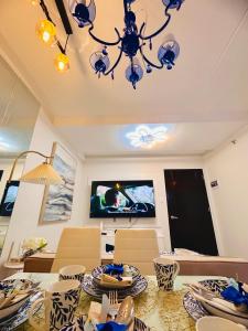 a dining room with a table and a chandelier at CasadeIsabel: Elegant 2BR n Cebu/Washing/Netflix in Cebu City