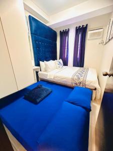 Kleines Zimmer mit einem Bett und einem blauen Tisch in der Unterkunft CasadeIsabel: Elegant 2BR n Cebu/Washing/Netflix in Cebu City