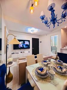 ein Wohnzimmer mit einem Esstisch und einem Kronleuchter in der Unterkunft CasadeIsabel: Elegant 2BR n Cebu/Washing/Netflix in Cebu City