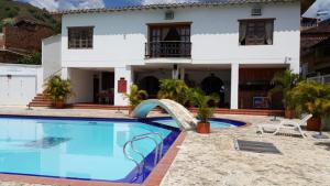 Bazén v ubytování Hotel Tamarindo Resort nebo v jeho okolí