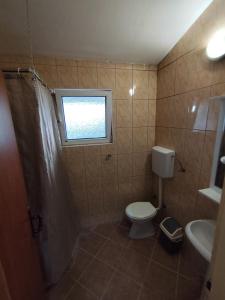 Koupelna v ubytování Apartments Kalamperovic + 32 fotografií