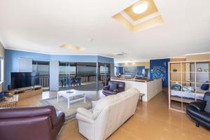 sala de estar con sofá y TV en Windsurfer Beach House, en Lancelin