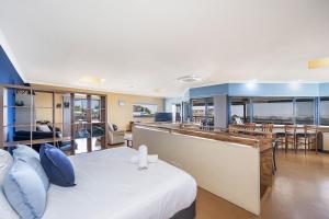 um quarto com uma cama, uma cozinha e uma sala de jantar em Windsurfer Beach House em Lancelin