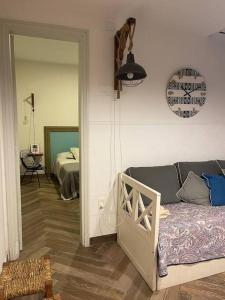 un soggiorno con divano e una camera da letto di Acogedor apto en centro de Montevideo a Montevideo