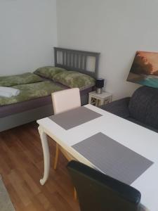 Habitación con 2 camas, mesa y sofá en Ferienwohnung Schlössel 10/16, en Viena