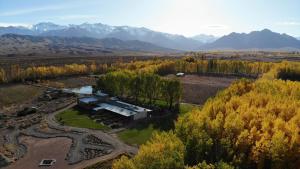 una vista aérea de una casa con montañas en el fondo en Estancia San Alberto Lodge en Uspallata