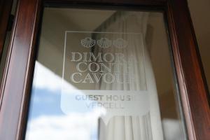 a sign on the door of a guest house at Dimora Conte Cavour in Vercelli