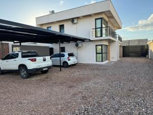 dos autos estacionados frente a una casa en Champa Duplex Premium en San Rafael