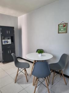 uma mesa e cadeiras num quarto com uma cozinha em Departamento muy cómodo y muy bien ubicado. zona contry, pastora, estadio bbva em Monterrey