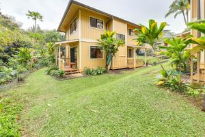 una casa con césped delante en Princeville Condo with Private Sauna about 2 Mi to Beach en Princeville