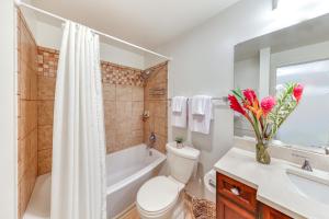 Ένα μπάνιο στο about 2 Mi to Beach Princeville Condo with Private Deck +16 φωτογραφίες