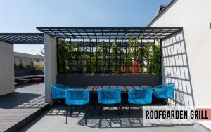 a pergola with a table and chairs on a patio at NIU Reforma in Mexico City
