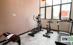 een fitnessruimte met 2 hometrainers en een loopband bij NIU Reforma in Mexico-Stad