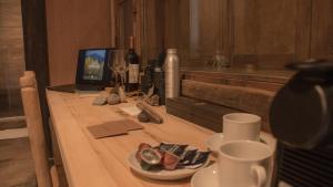 una mesa con dos tazas y un plato de comida en Estancia San Alberto Lodge en Uspallata