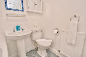 une salle de bains blanche avec toilettes et lavabo dans l'établissement Highley's Nest - Fully Furnished Gem, Free Private Parking, Sky TV & Netflix, à Coventry 18 autres photos