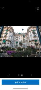 uma imagem de um grande edifício de apartamentos em Manarola apartament em La Spezia
