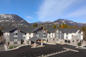 an aerial view of the inn with mountains in the background at SpringHill Suites by Marriott Sandpoint in Sandpoint
