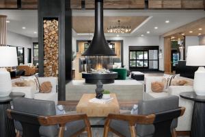 um átrio com sofás e uma lareira em SpringHill Suites by Marriott Sandpoint em Sandpoint