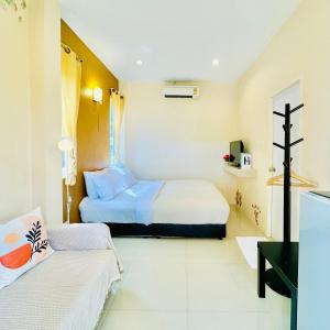 ein Hotelzimmer mit zwei Betten und einem Fernseher in der Unterkunft BLUE OCEAN kohlarn resort in Ko Larn + 19 Fotos