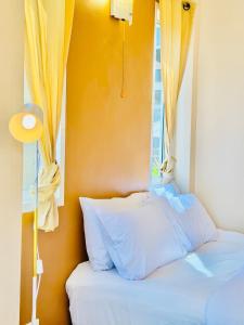 Bett in einem Zimmer mit Fenster in der Unterkunft BLUE OCEAN kohlarn resort in Ko Larn