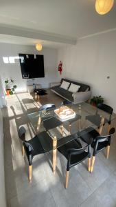 uma sala de estar com uma mesa de vidro e um sofá em TIERRA Alojamientos em Salta
