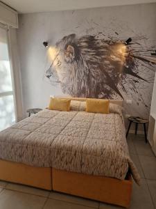 - une chambre avec un lit orné d'une peinture murale dans l'établissement Nyx Lilura Foresteria Lombarda, à Seriate