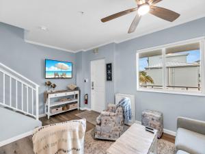 a living room with blue walls and a ceiling fan at Atlantic Breeze NEW 1Bed 2Bath Condo in Marathon