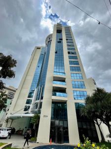 een hoog gebouw met veel ramen bij Flat particular incrível dentro do hotel M Ibirapuera em Moema in Sao Paulo