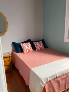 - une chambre avec 2 lits dotés d'oreillers rouges et bleus dans l'établissement Pousada Barão de Santa Helena, à Juiz de Fora