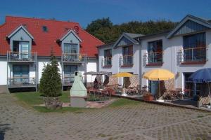 a group of buildings with umbrellas in a courtyard at Haus Meeresrauschen in Rerik