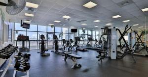 un gimnasio con muchas cintas de correr y máquinas en Majestic Sun 0412A, en Destin