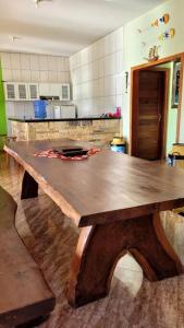 Rancho Encanto de Furnas - Guapé في غوابيه: طاولة خشبية في منتصف المطبخ