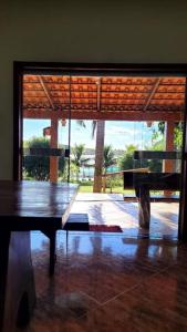 uma sala de jantar com uma mesa e uma grande porta de vidro em Rancho Encanto de Furnas - Guapé em Guapé